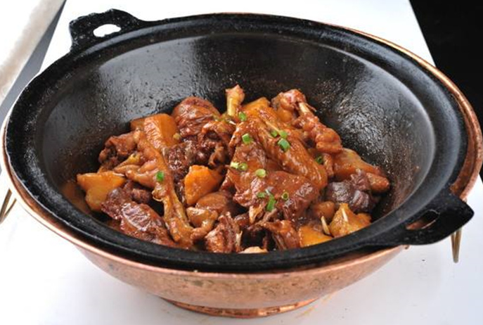 新买的熟铁锅炒菜时总是黑黑的，有什么办法解决呢