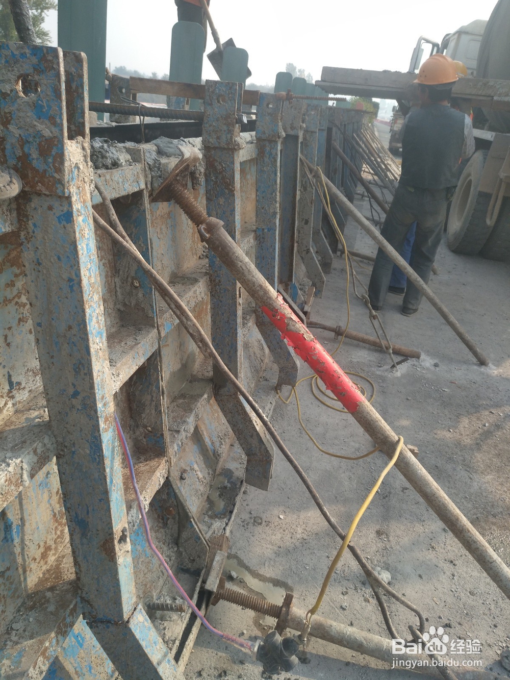 高速公路桥梁桥面铺装与防撞墙施工技术