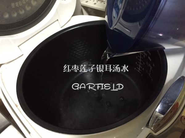 红枣莲子银耳糖水