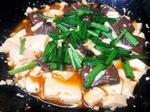 怎么做好吃的自带美颜的鸭血豆腐，肥美下饭！