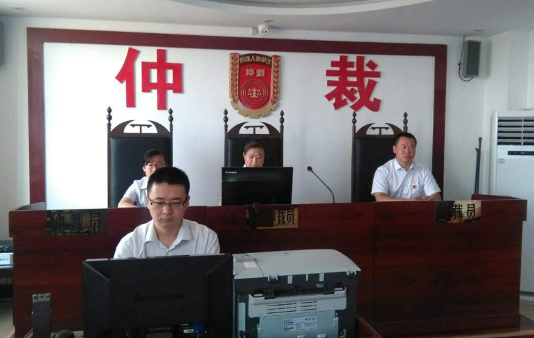 不服劳动仲裁结果，向法院起诉要请律师吗