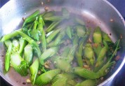 芹菜炒猪肉的做法