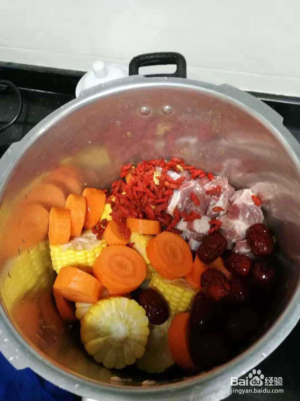 煲一个美味的胡萝卜玉米红枣枸杞排骨汤