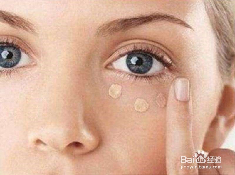 怎么化妆泪沟和黑眼圈