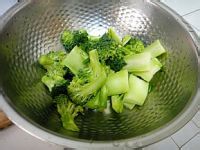 西兰花炒鸡的做法