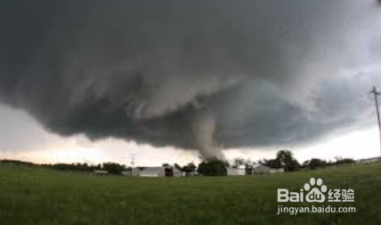 龙卷风来临时在室外如何避险