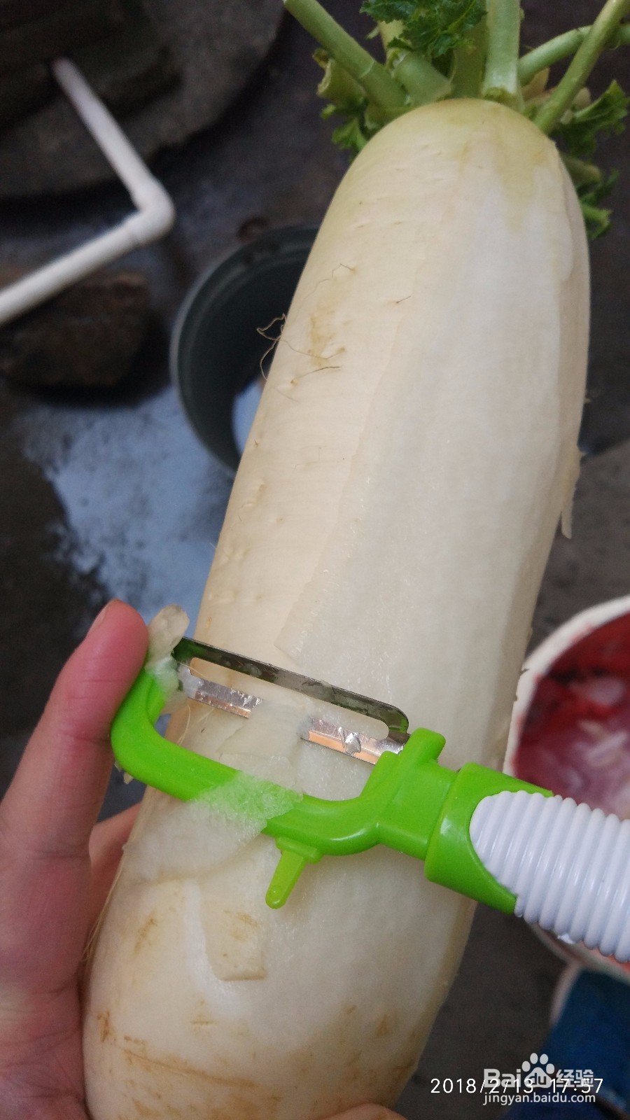 怎么用削皮刀削萝卜皮