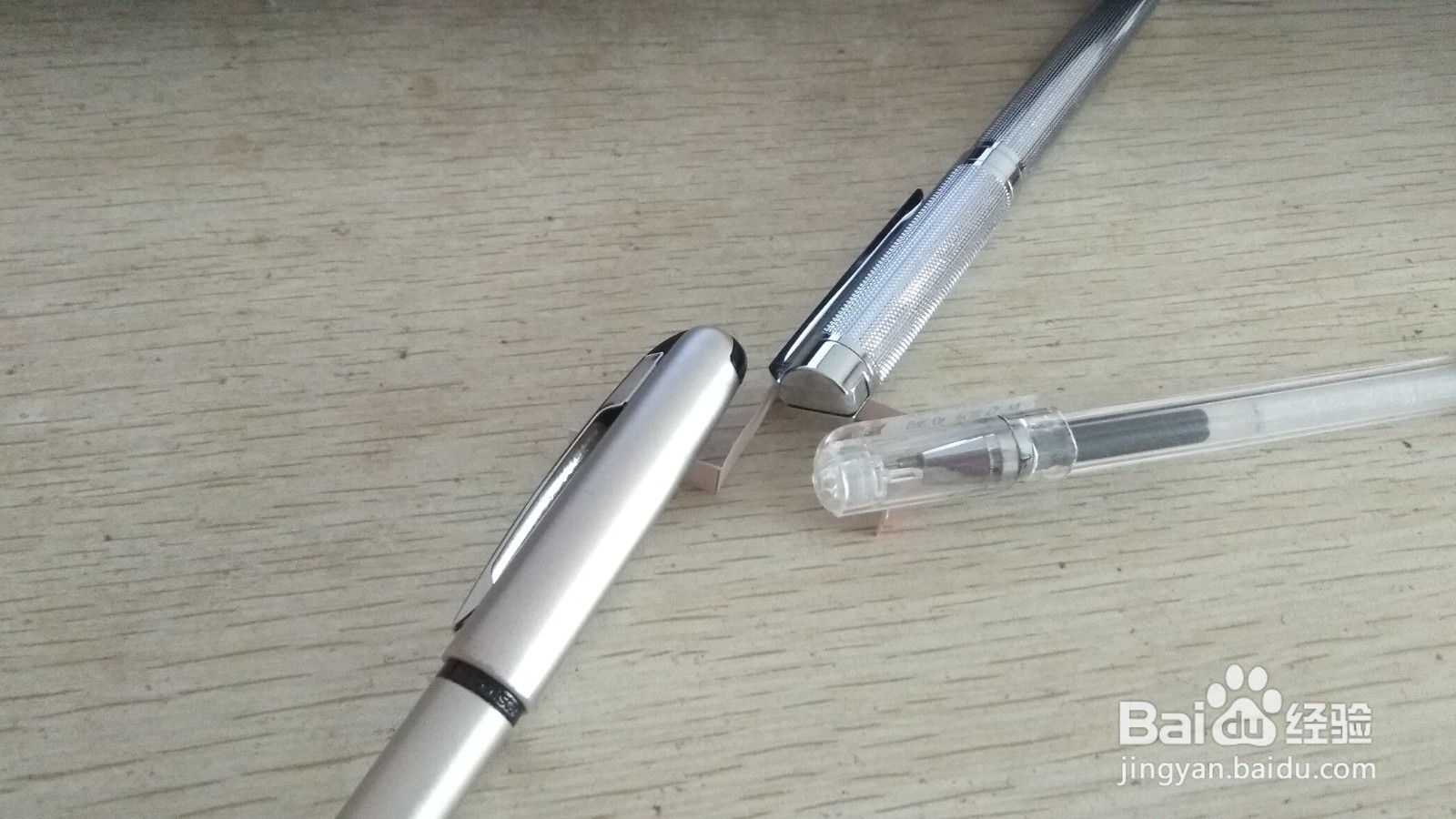 如何用一个细长的硬卡纸做三支中性笔的简易支架