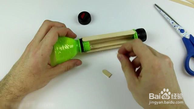 用塑料瓶做手电筒,最后的结果“亮”了。