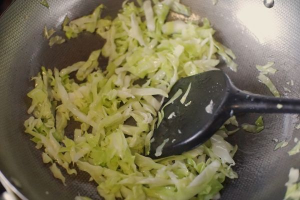 广式腊味滑鸡煲仔饭