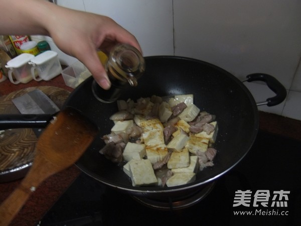 五花肉焖豆腐