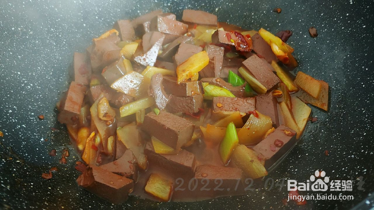 红油青笋烧鸭血的做法