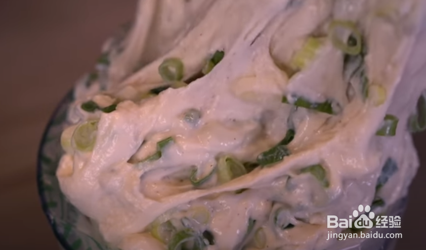 满满葱花外酥内软，巨好吃的葱油饼