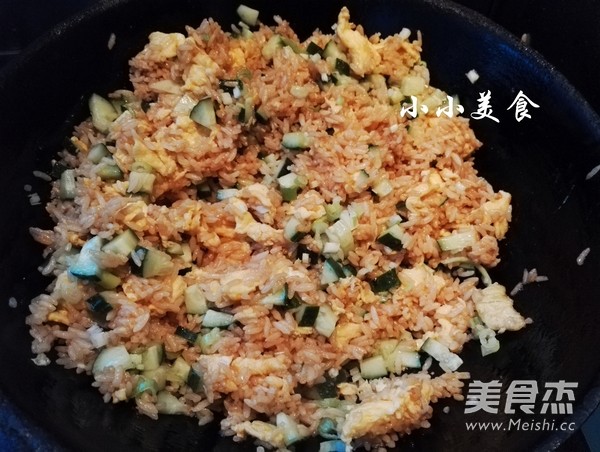 酱油炒饭:色泽诱人,粒粒饱满