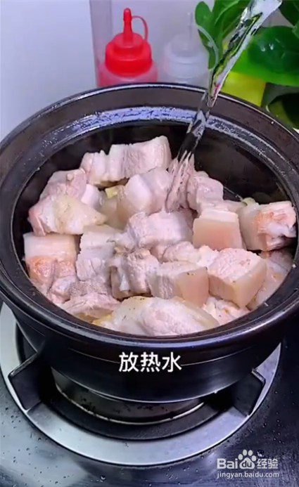 如何制作砂锅焖黄瓜五花肉