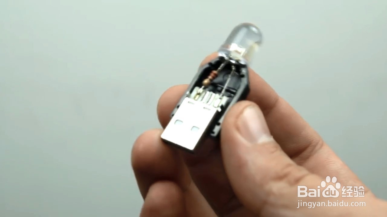 充电器的头没用了不要丢，还能做成小灯泡哦