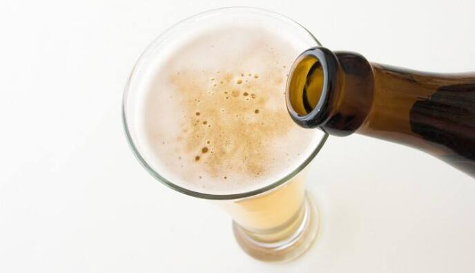 有10元钱,啤酒2元一瓶 瓶盖4个换一瓶 瓶子2个换一瓶 可以喝多少瓶