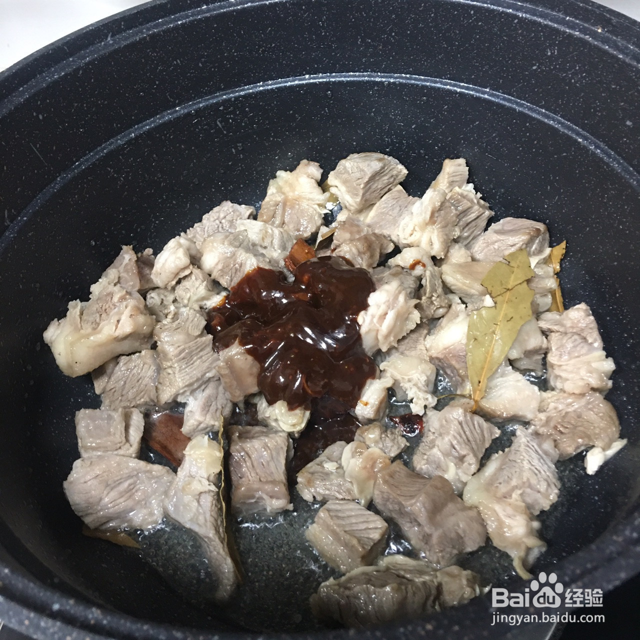 红烧萝卜牛腩煲的做法