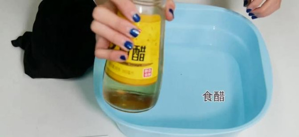 黑色裤子上有白边洗完后变黄了 如何清洗