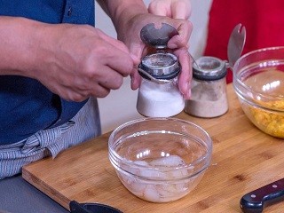 蟹黄豆腐煲怎么做？