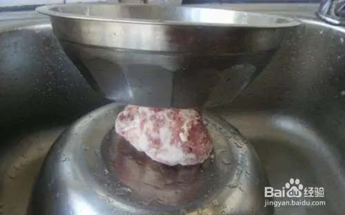 肉类解冻的较佳方法是