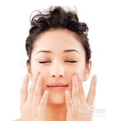 睡觉前护肤让粗糙的脸蛋变得嫩滑