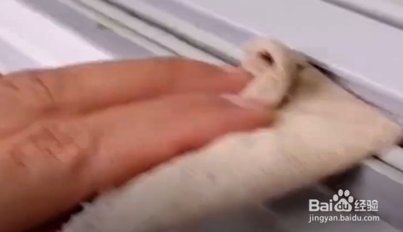 如何用小苏打清理水垢和冰箱的霉斑