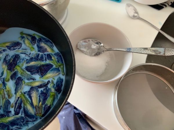 可可爱爱蓝蓝千层草莓蛋糕