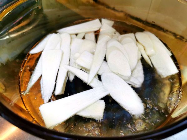 蒜苗鲜笋爆炒烟熏肉