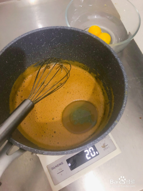 加入20克玉米油冷却牛奶黑糖!搅动一下