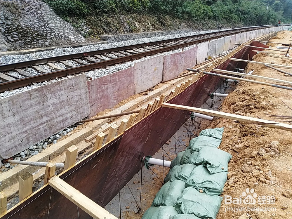 如何确保铁路线路侧沟挡墙模板不涨模变形