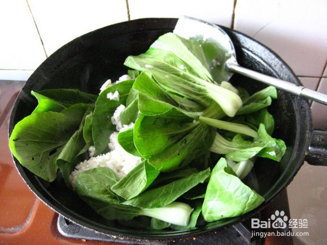 烧菜时油锅起火咋办