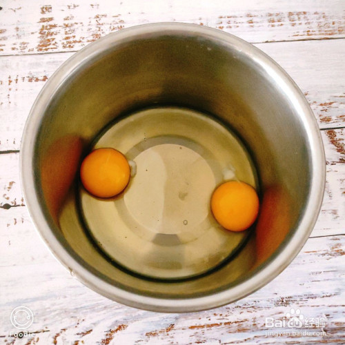 先将鸡蛋打入不锈钢盆中