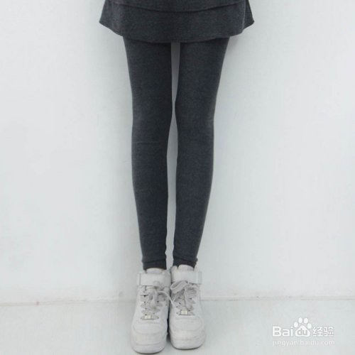 灰色鞋子搭配衣服的话,不是很挑.