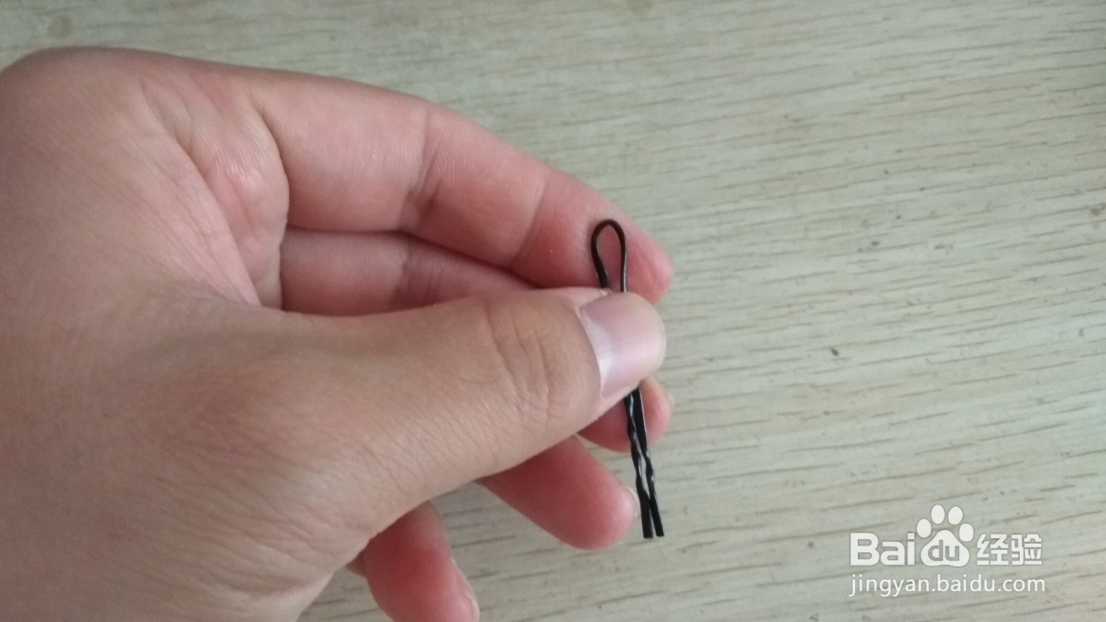 如何用一个数据线绑绳做有凹槽的中性笔的支架