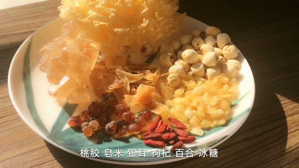 桃胶皂米银耳汤