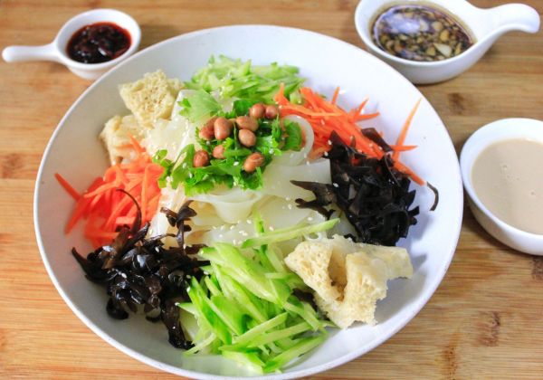 自制食材超丰富的美味凉皮