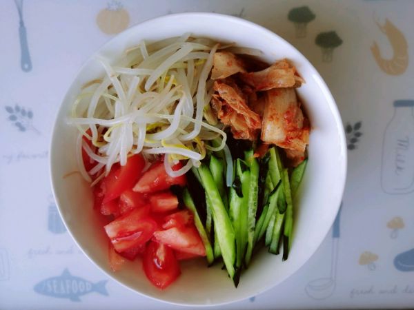 酸酸甜甜拌冷面