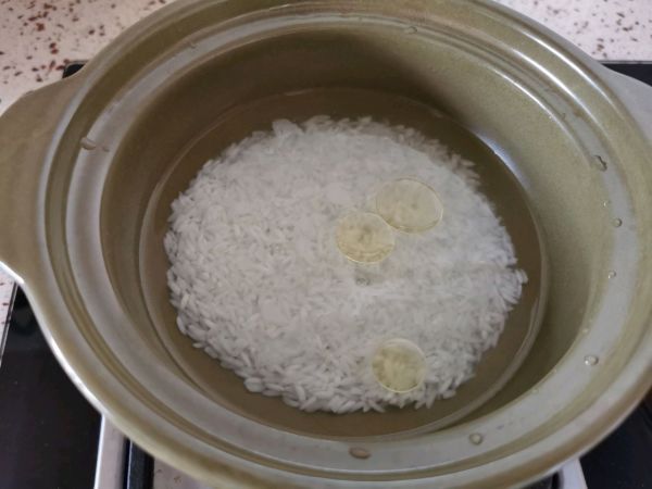 牛肉玉米胡萝卜煲仔饭