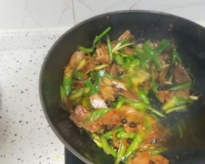 健康养生佳品青椒腊肉的做法
