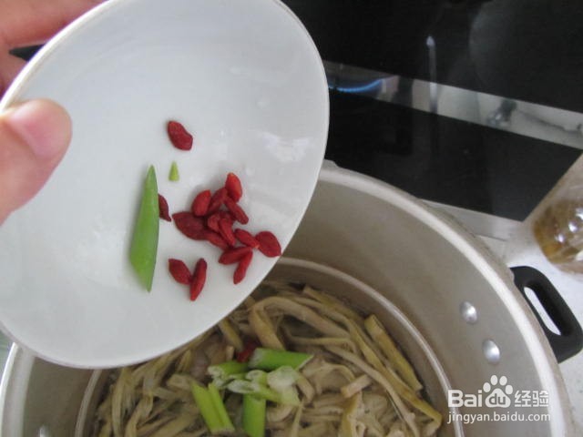 简单美味的咸笋煮鸭块