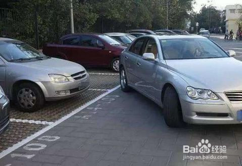 如何巧妙地将车停到两车间的空位上？
