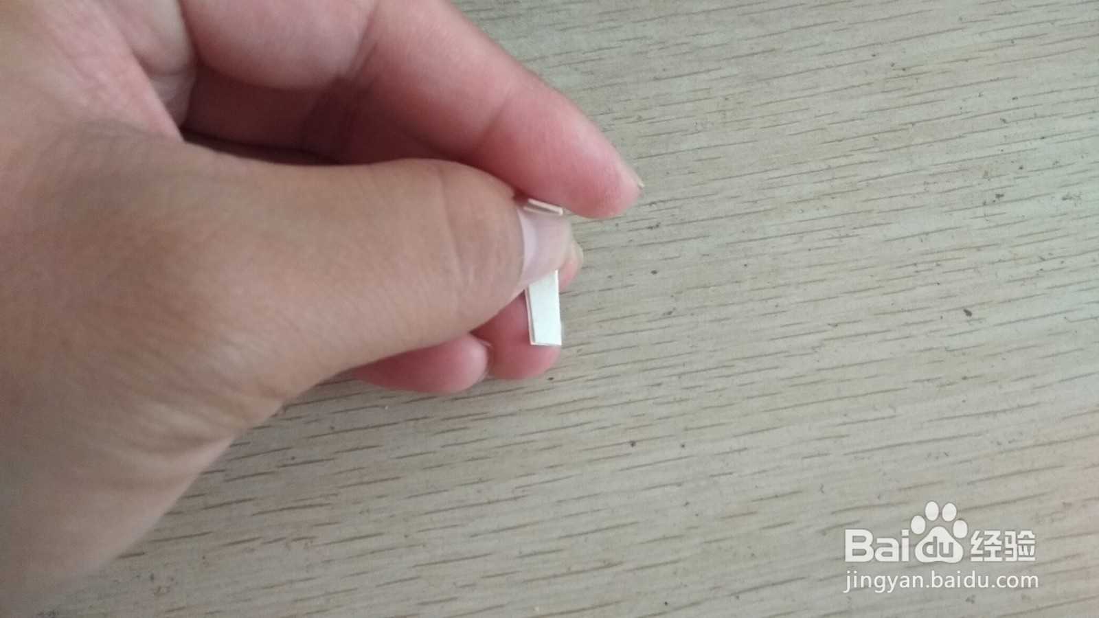 如何用一小块长方形水彩画纸做简易的手机支架