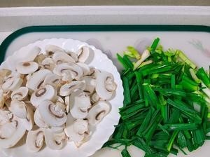 怎么做家常的蘑菇炒蒜苔