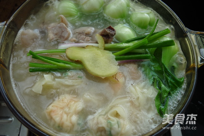 鸡腿馄饨浓汤煲