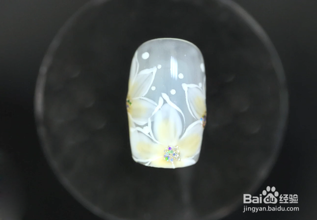 怎样做清新透白的花卉美甲？