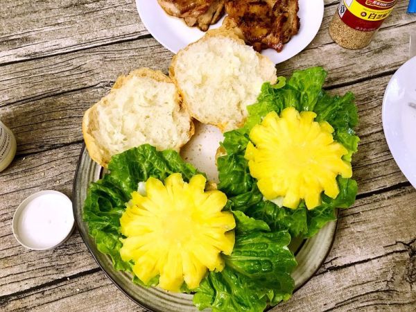 黑椒鸡腿肉芝士菠萝堡