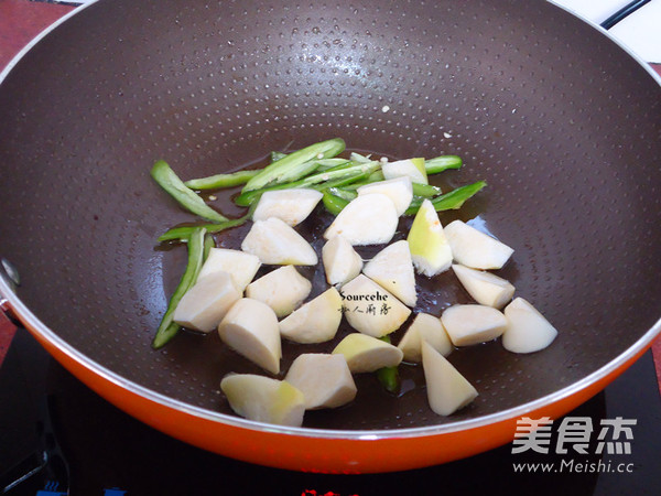 茭白焖豆腐的做法