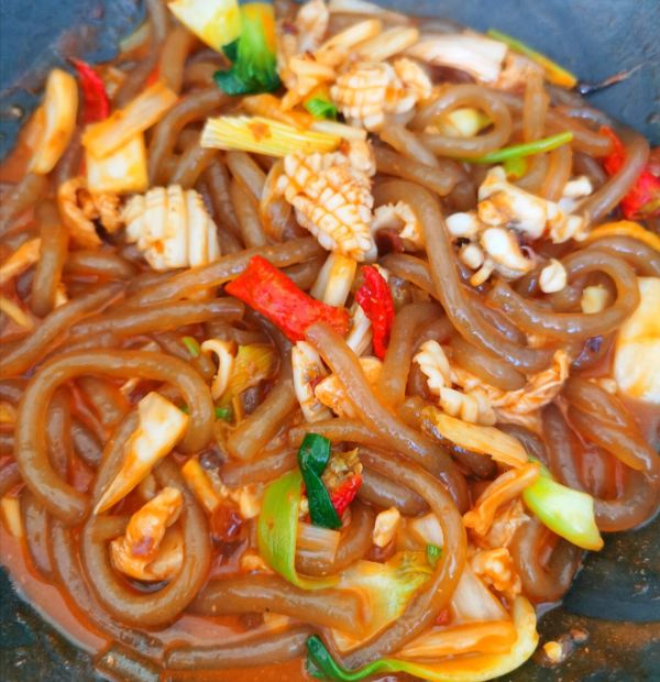 墨鱼鸡肉炒红薯粉条