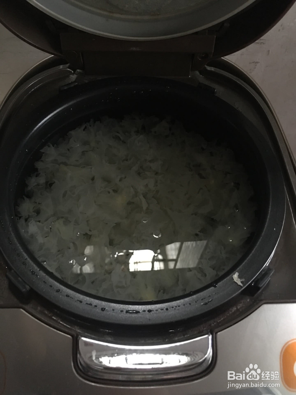 雪耳红枣枸杞糖水的做法